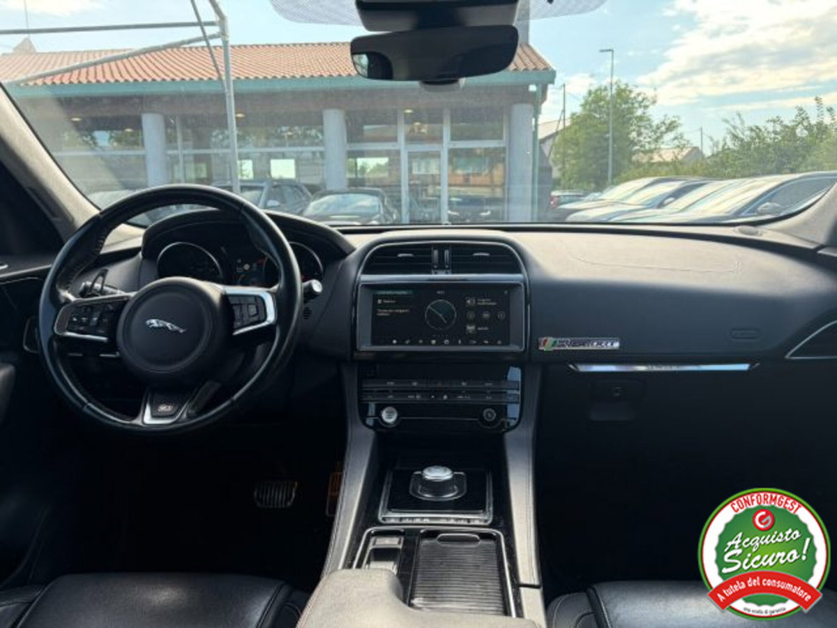 Jaguar F-Pace 2.0 D 180 CV AWD R-Sport (10)