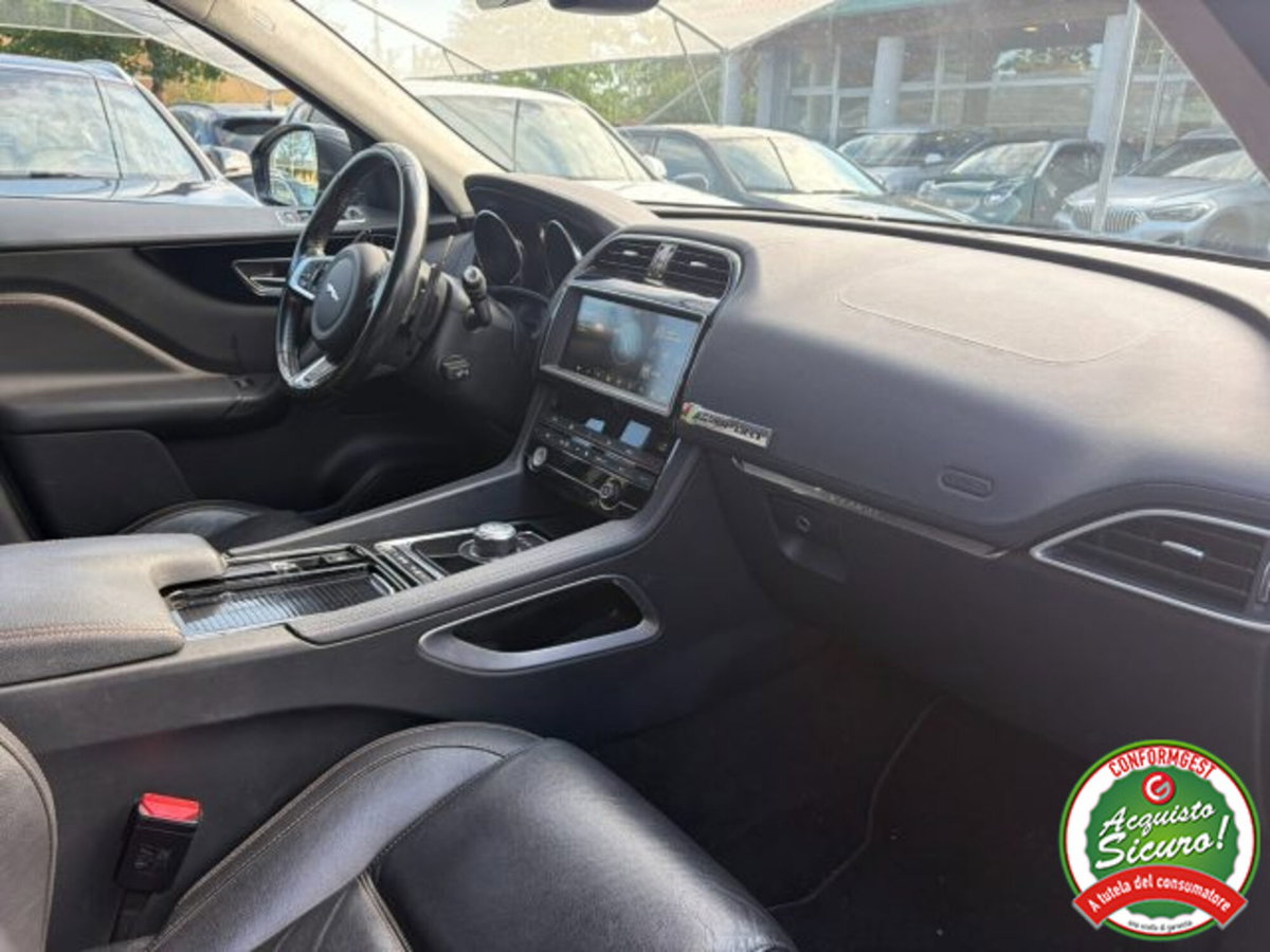 Jaguar F-Pace 2.0 D 180 CV AWD R-Sport (7)