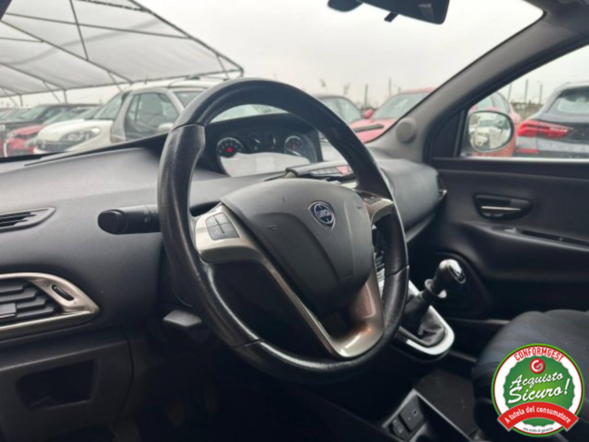 Lancia Ypsilon 1.2 69 CV 5 porte Gold (5)