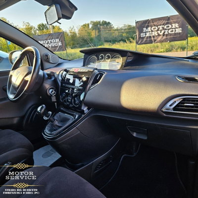 Lancia Ypsilon 1.2 69 CV 5 porte Platinum (18)