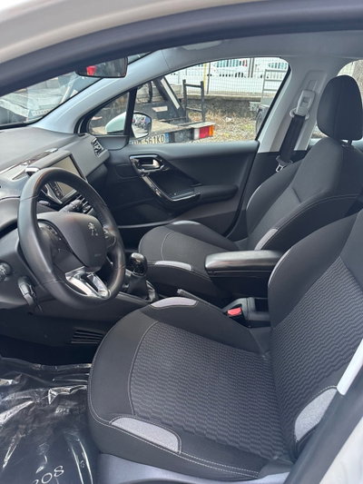 Peugeot 208 75 5 porte Active (8)