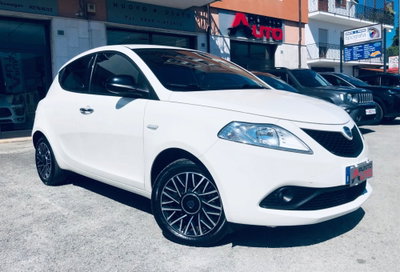 Lancia Ypsilon 1.0 FireFly 5 porte S&S Hybrid Ecochic Gold usata