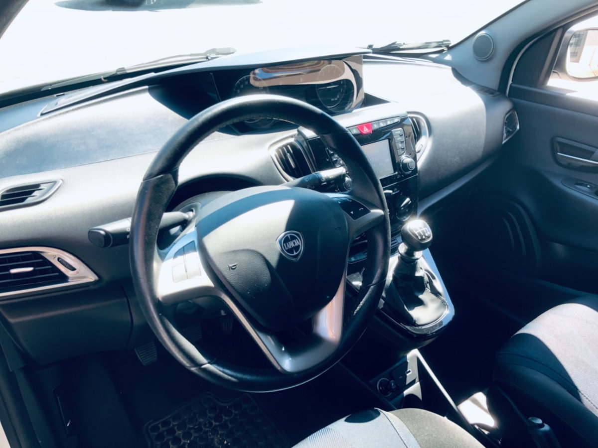 Lancia Ypsilon 1.0 FireFly 5 porte S&S Hybrid Ecochic Gold (15)