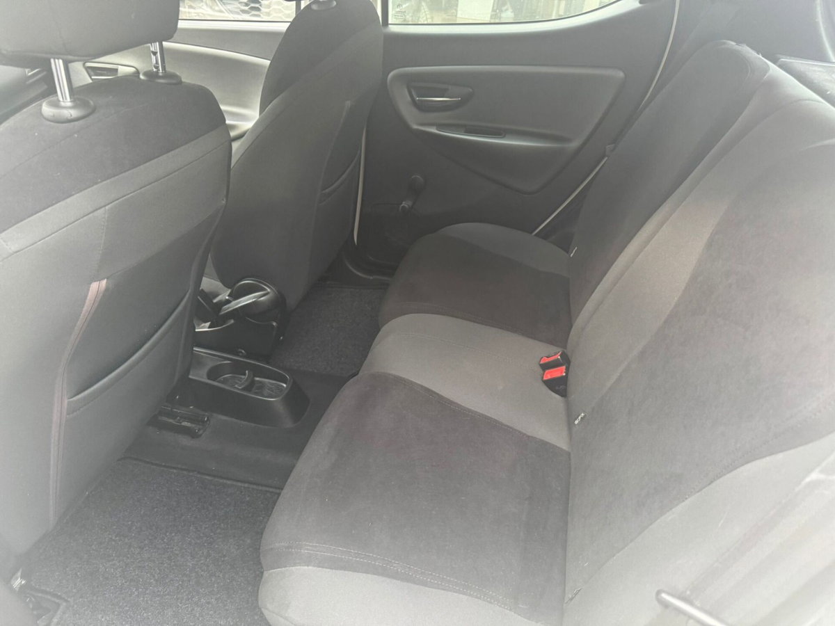 Lancia Ypsilon 1.3 MJT 16V 95 CV 5 porte S&S Silver (11)