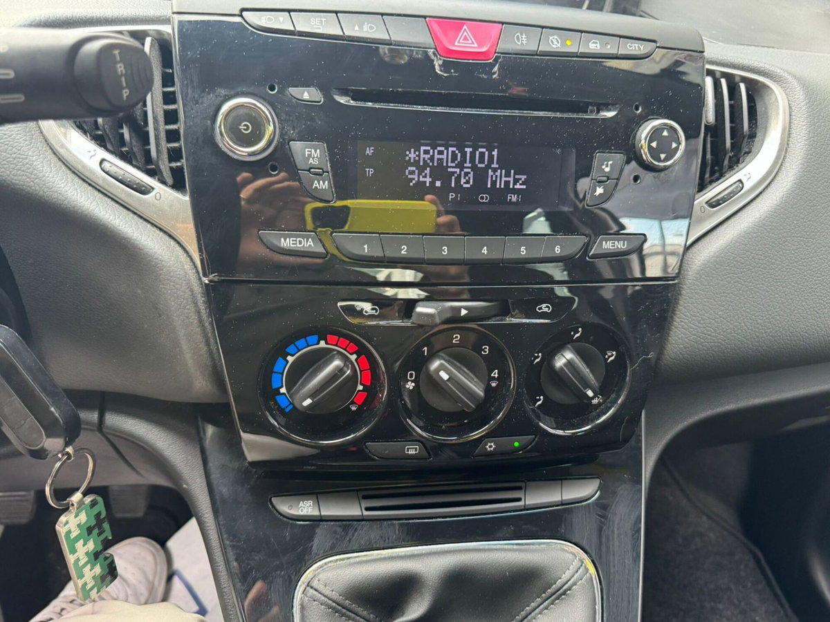 Lancia Ypsilon 1.3 MJT 16V 95 CV 5 porte S&S Silver (7)