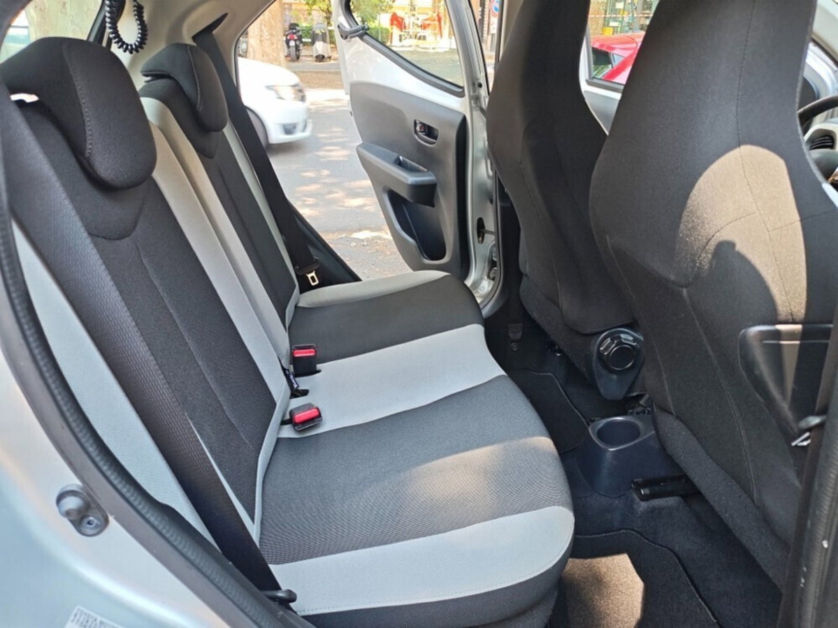 Toyota Aygo 1.0 VVT-i 69 CV 3 porte x-play (10)
