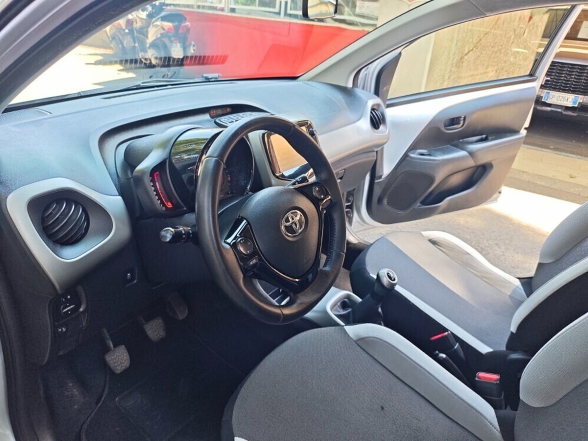 Toyota Aygo 1.0 VVT-i 69 CV 3 porte x-play (12)