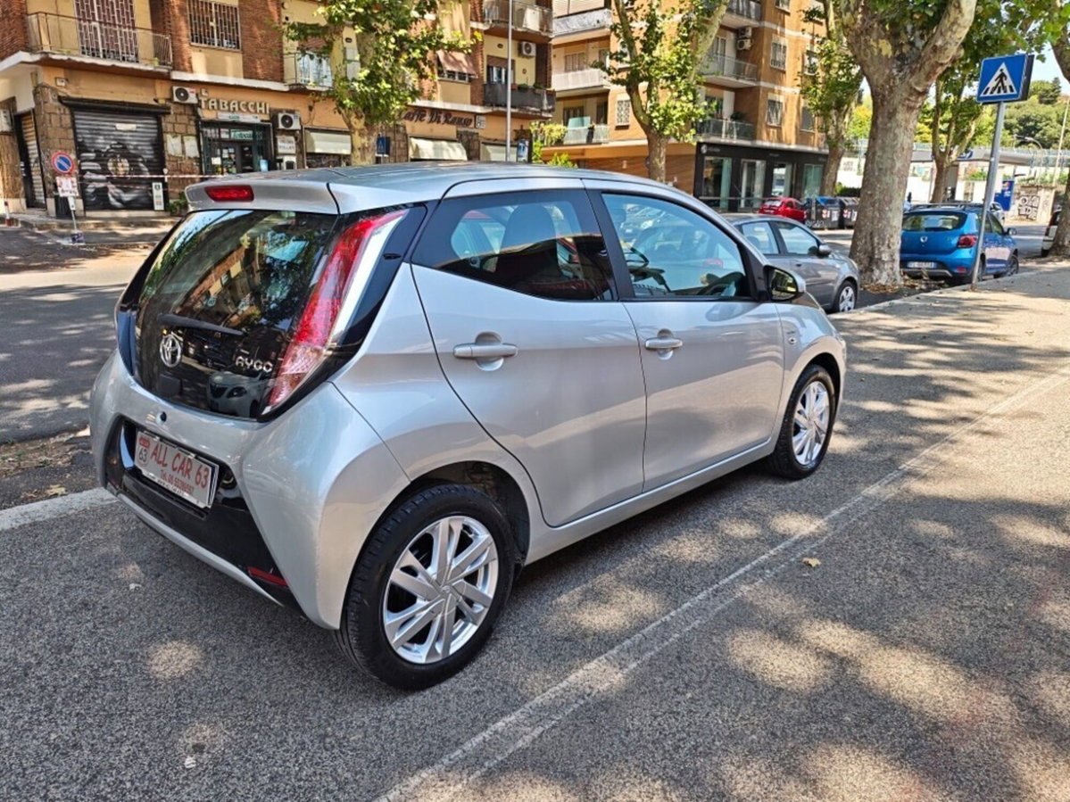 Toyota Aygo 1.0 VVT-i 69 CV 3 porte x-play (4)