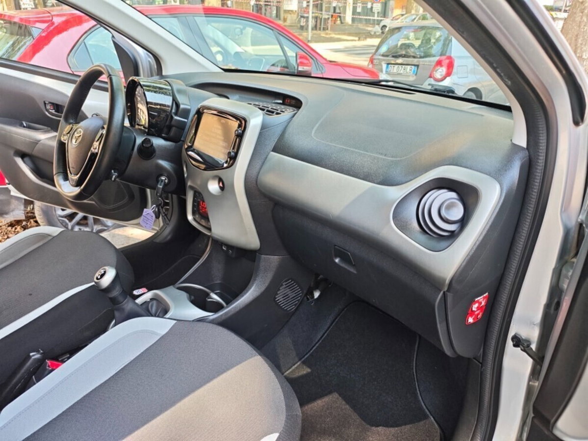 Toyota Aygo 1.0 VVT-i 69 CV 3 porte x-play (9)