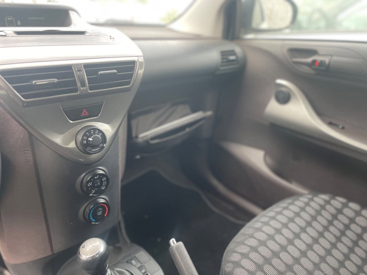 Toyota iQ 1.0 Sol (10)