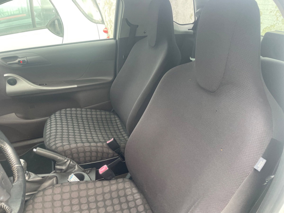 Toyota iQ 1.0 Sol (11)