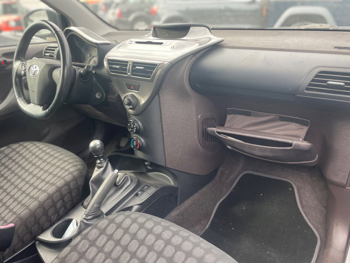 Toyota iQ 1.0 Sol (12)