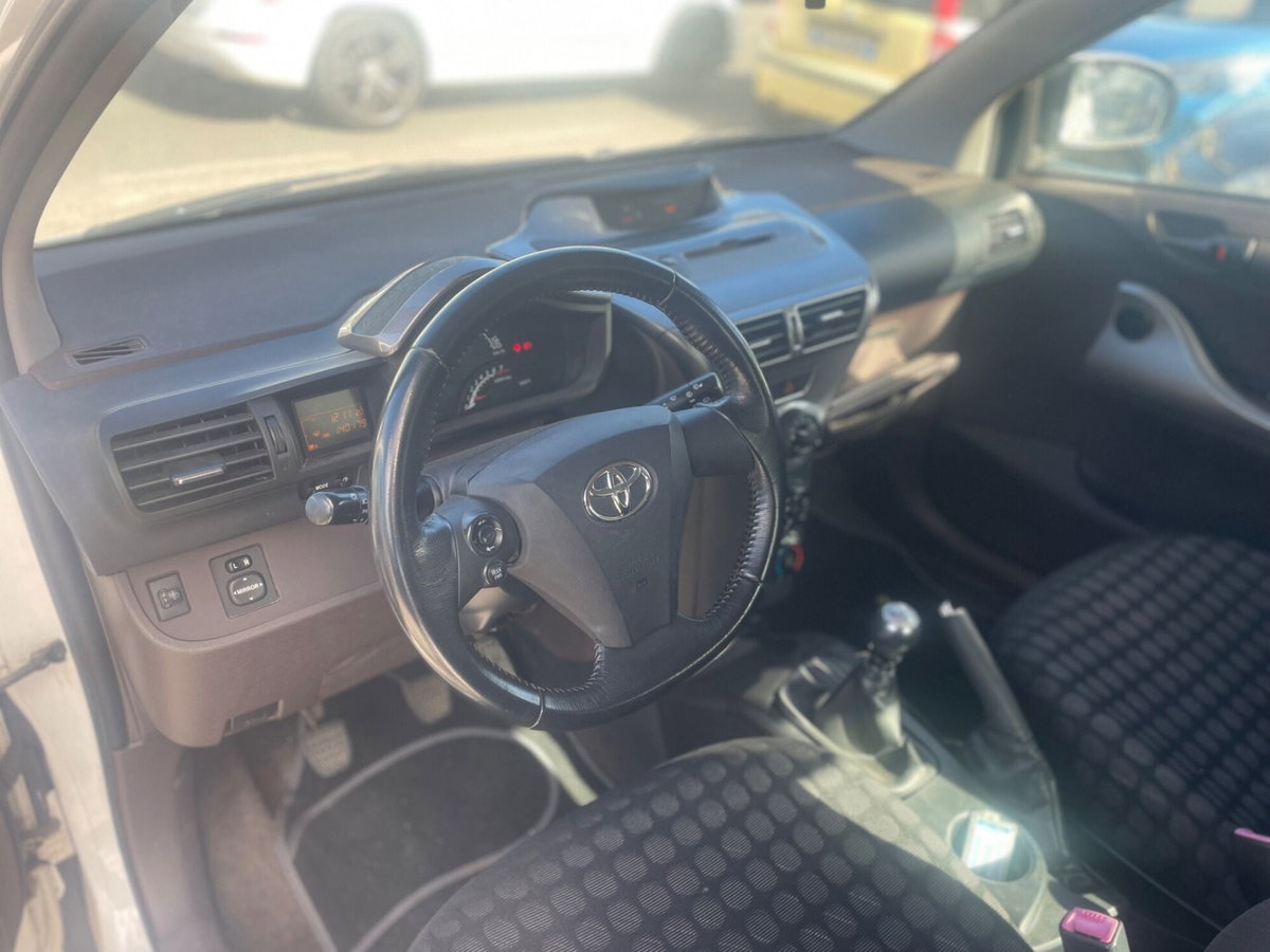 Toyota iQ 1.0 Sol (5)