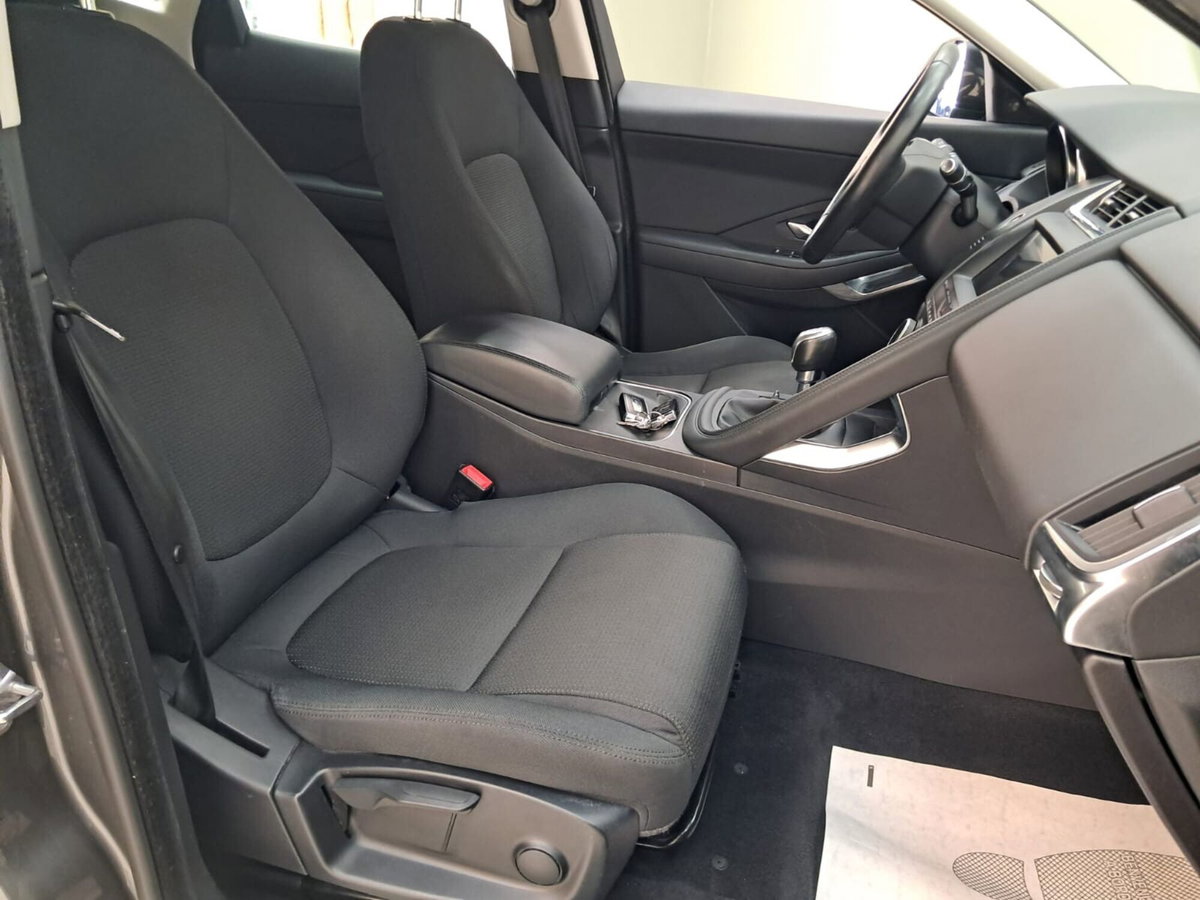 Jaguar E-Pace 2.0D 150 CV AWD R-Dynamic S (17)