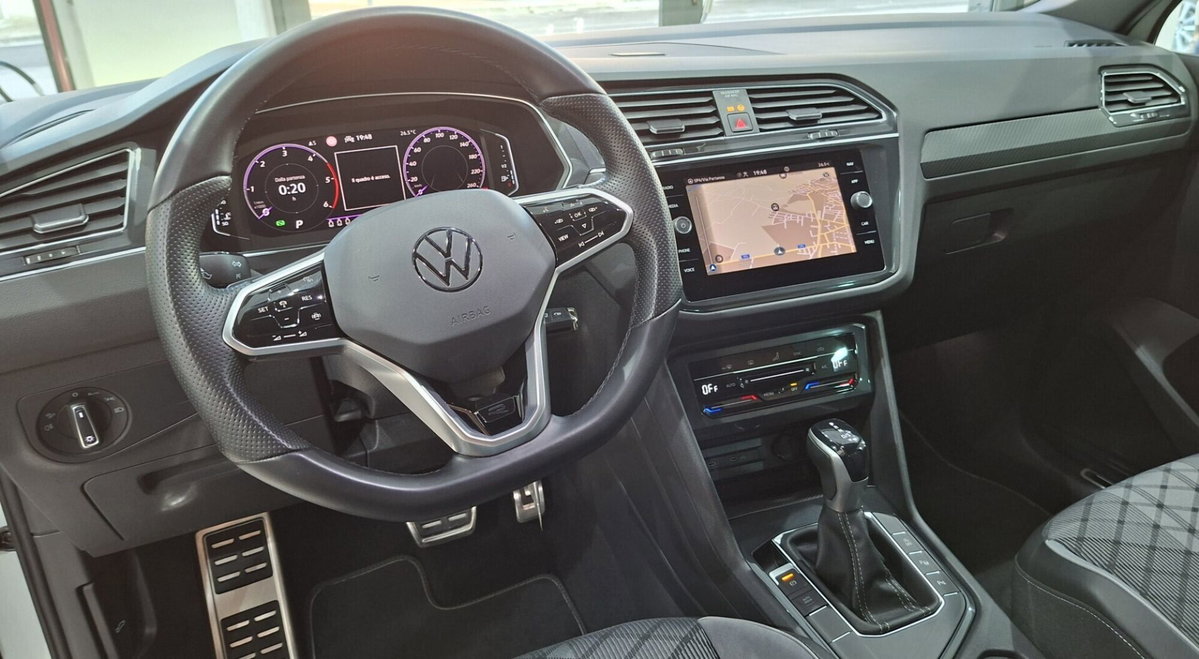 Volkswagen Tiguan 2.0 TDI 150 CV SCR DSG 4MOTION R-Line (18)