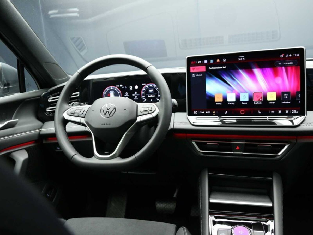 Volkswagen Tiguan 1.5 etsi Elegance 150cv dsg (18)