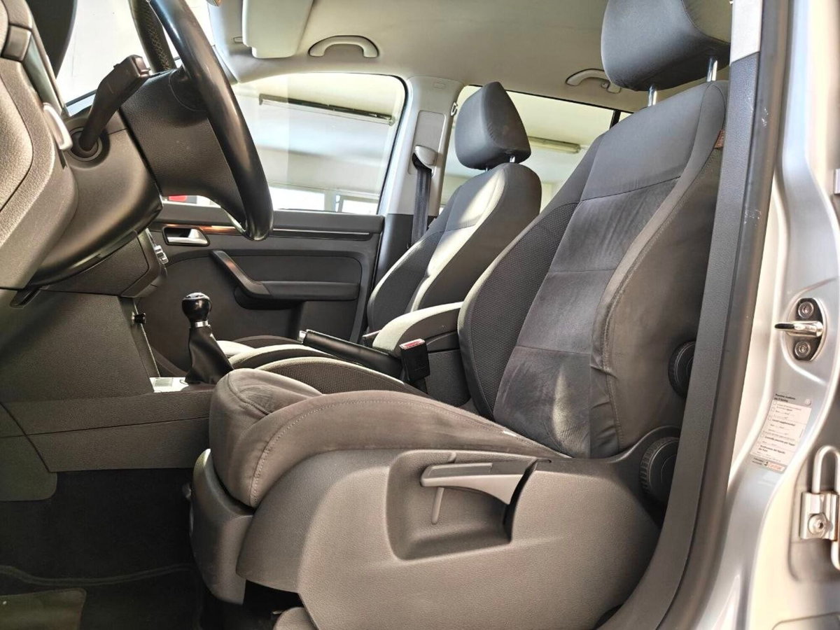 Volkswagen Touran 2.0 TDI 140 CV DSG Highline (5)