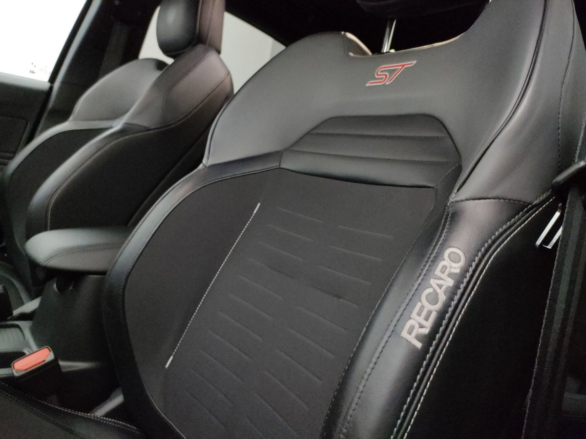 Ford Focus 2.3 ecoboost ST 280cv (20)
