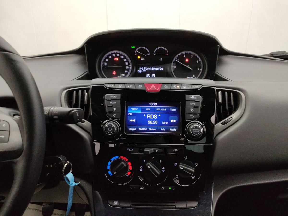 Lancia Ypsilon 1.3 MJT 16V 95 CV 5 porte S&S Silver (12)