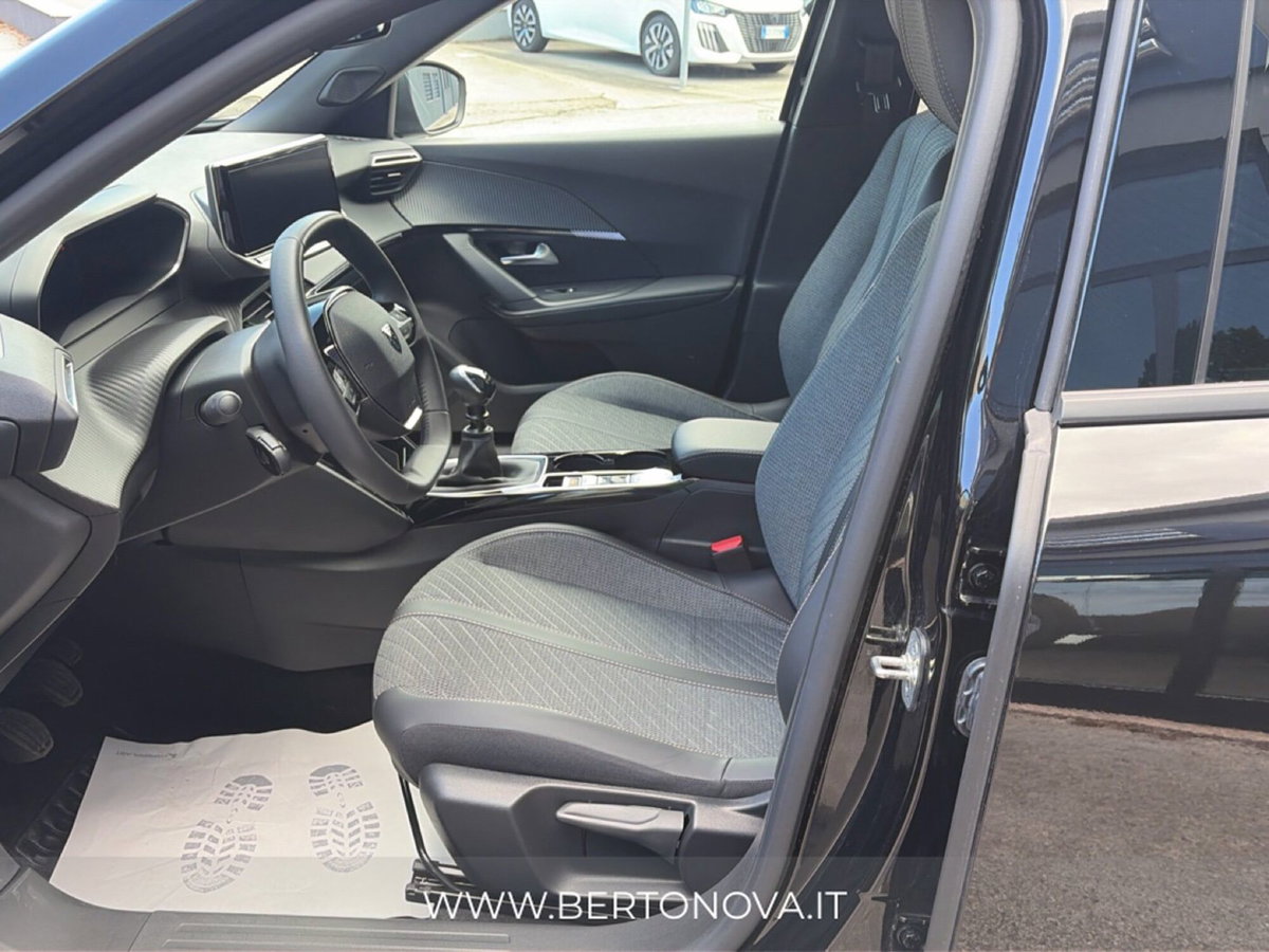 Peugeot 2008 1.2 turbo Allure 100cv (9)