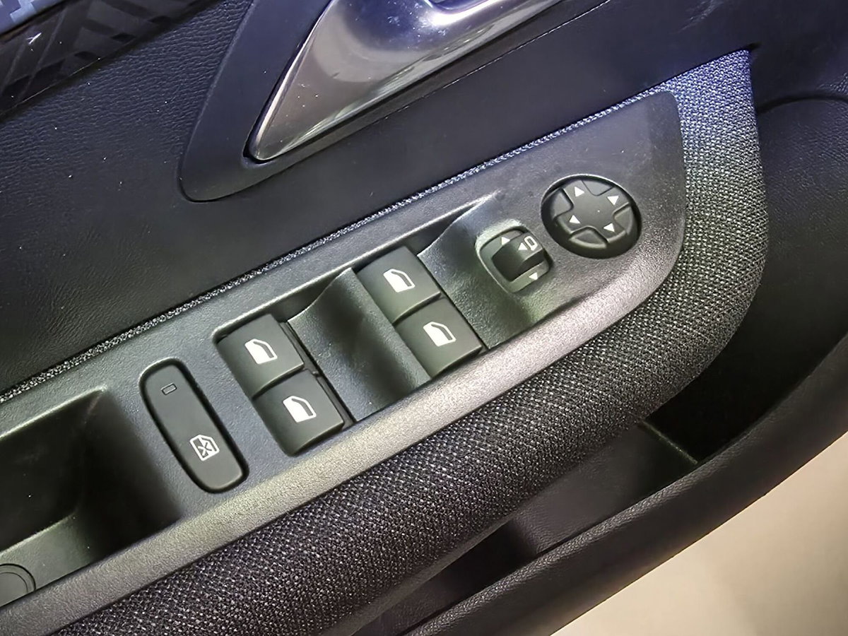 Peugeot 208 1.2 turbo Edition 100cv (8)
