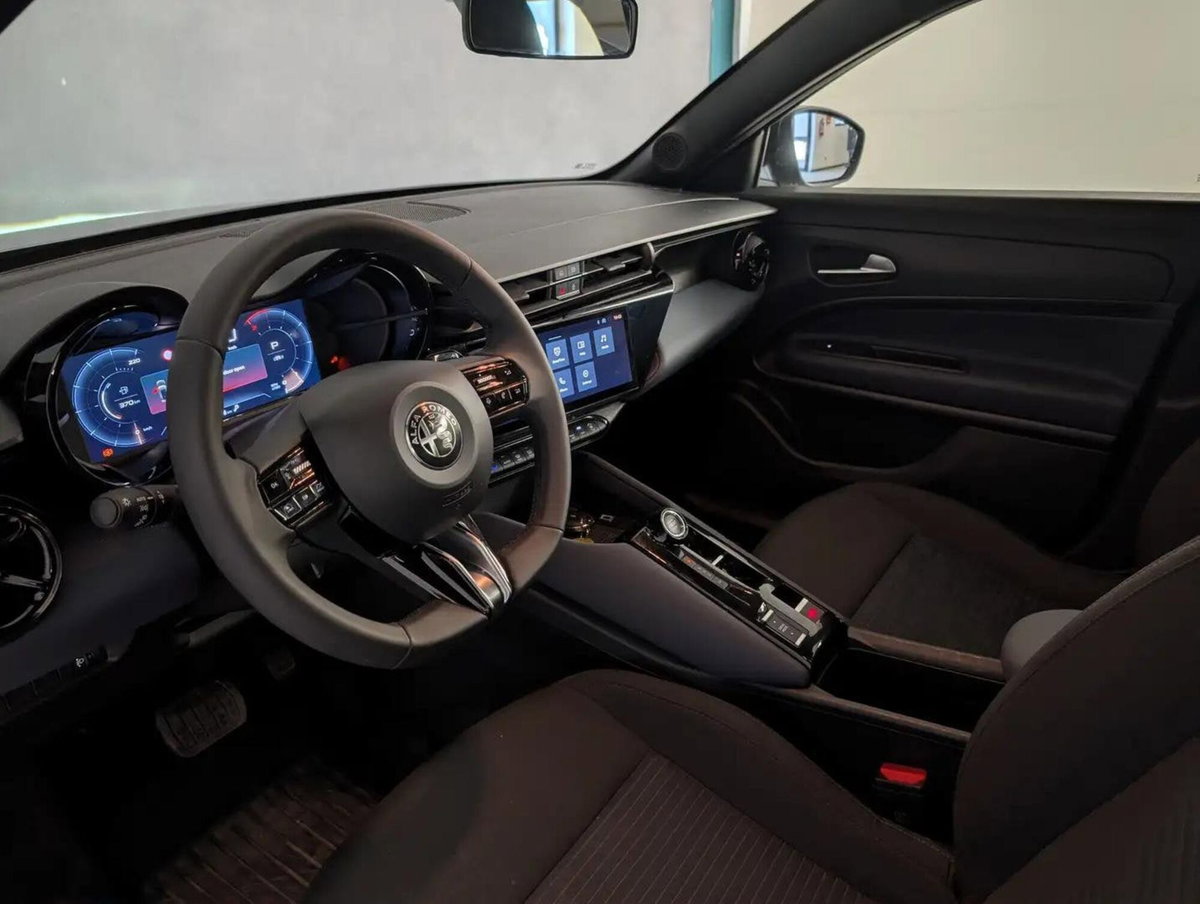 Alfa Romeo Junior 1.2 ibrida 145cv edct6 (8)