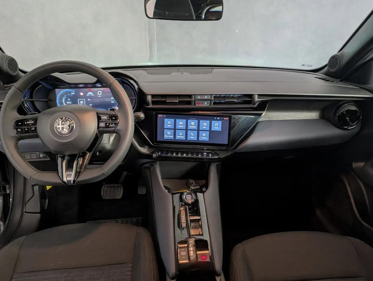 Alfa Romeo Junior 1.2 ibrida 145cv edct6 (9)