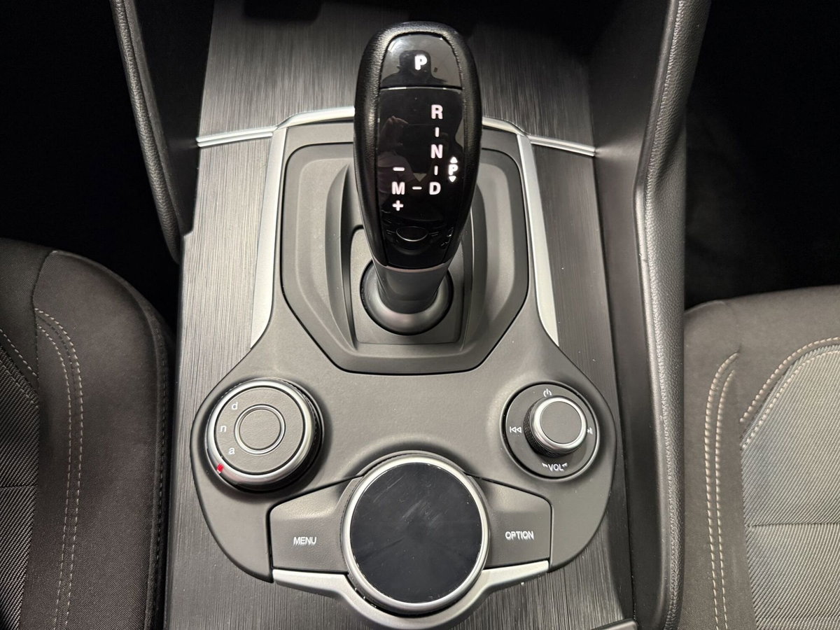 Alfa Romeo Giulia 2.2 Turbodiesel 150 CV AT8 Business (11)
