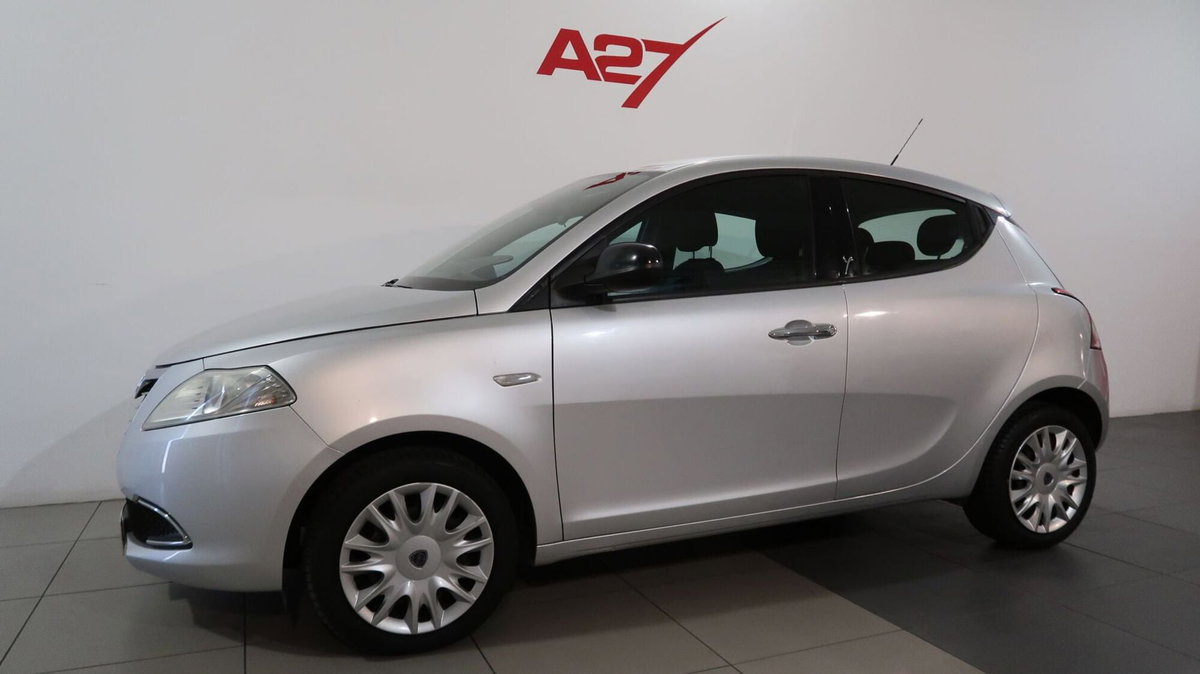 Lancia Ypsilon 1.2 69 CV Argento (11)