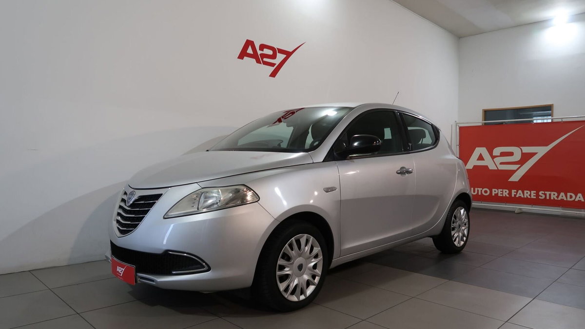 Lancia Ypsilon 1.2 69 CV Argento (15)