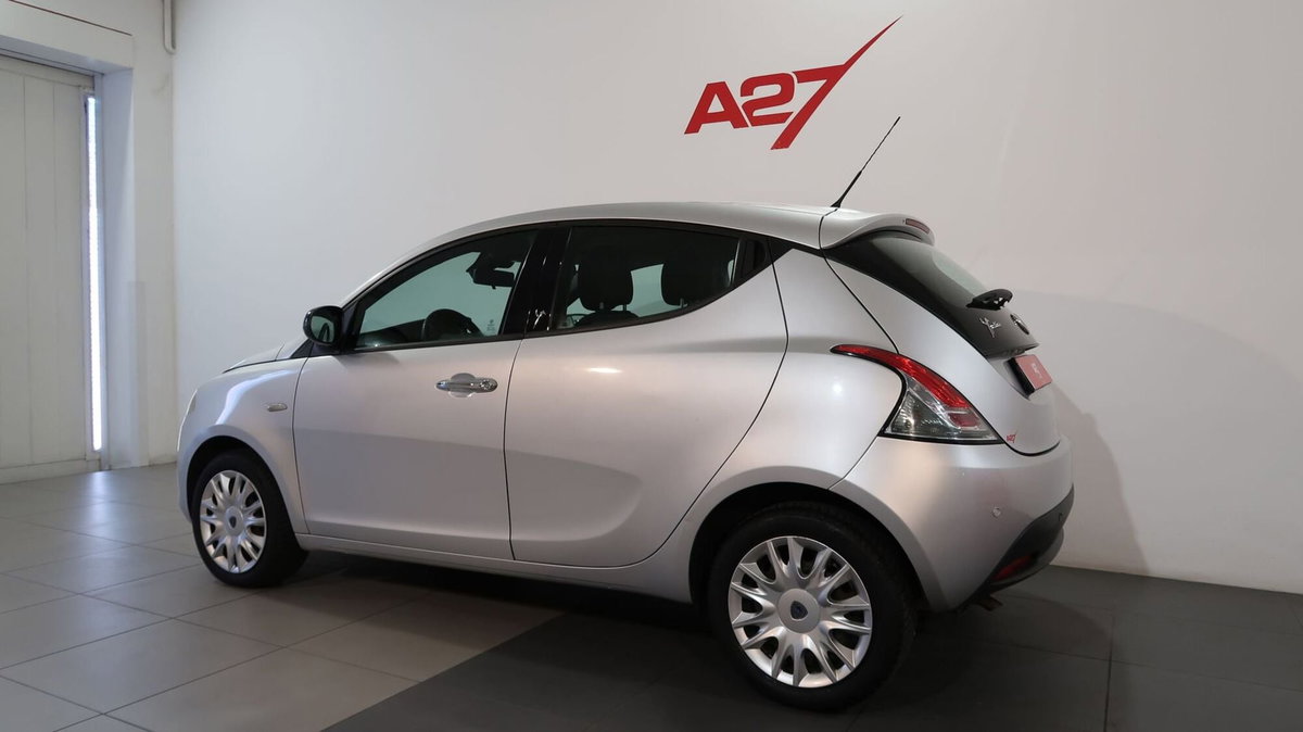 Lancia Ypsilon 1.2 69 CV Argento (18)
