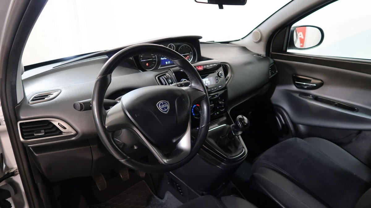 Lancia Ypsilon 1.2 69 CV Argento (2)