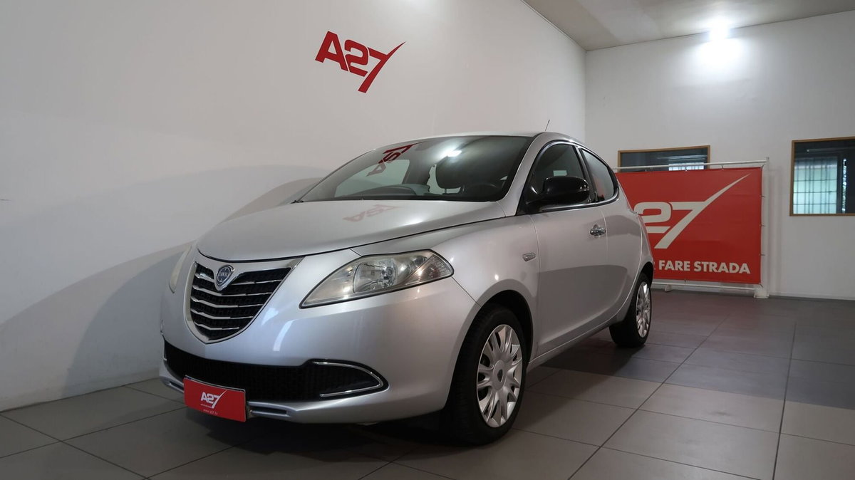 Lancia Ypsilon 1.2 69 CV Argento (20)