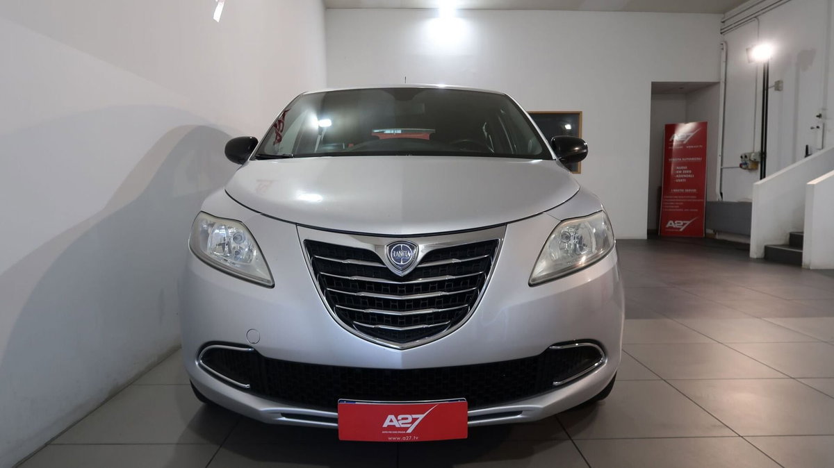 Lancia Ypsilon 1.2 69 CV Argento (6)