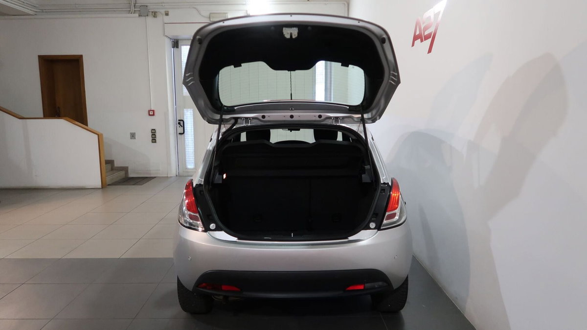 Lancia Ypsilon 1.2 69 CV Argento (9)
