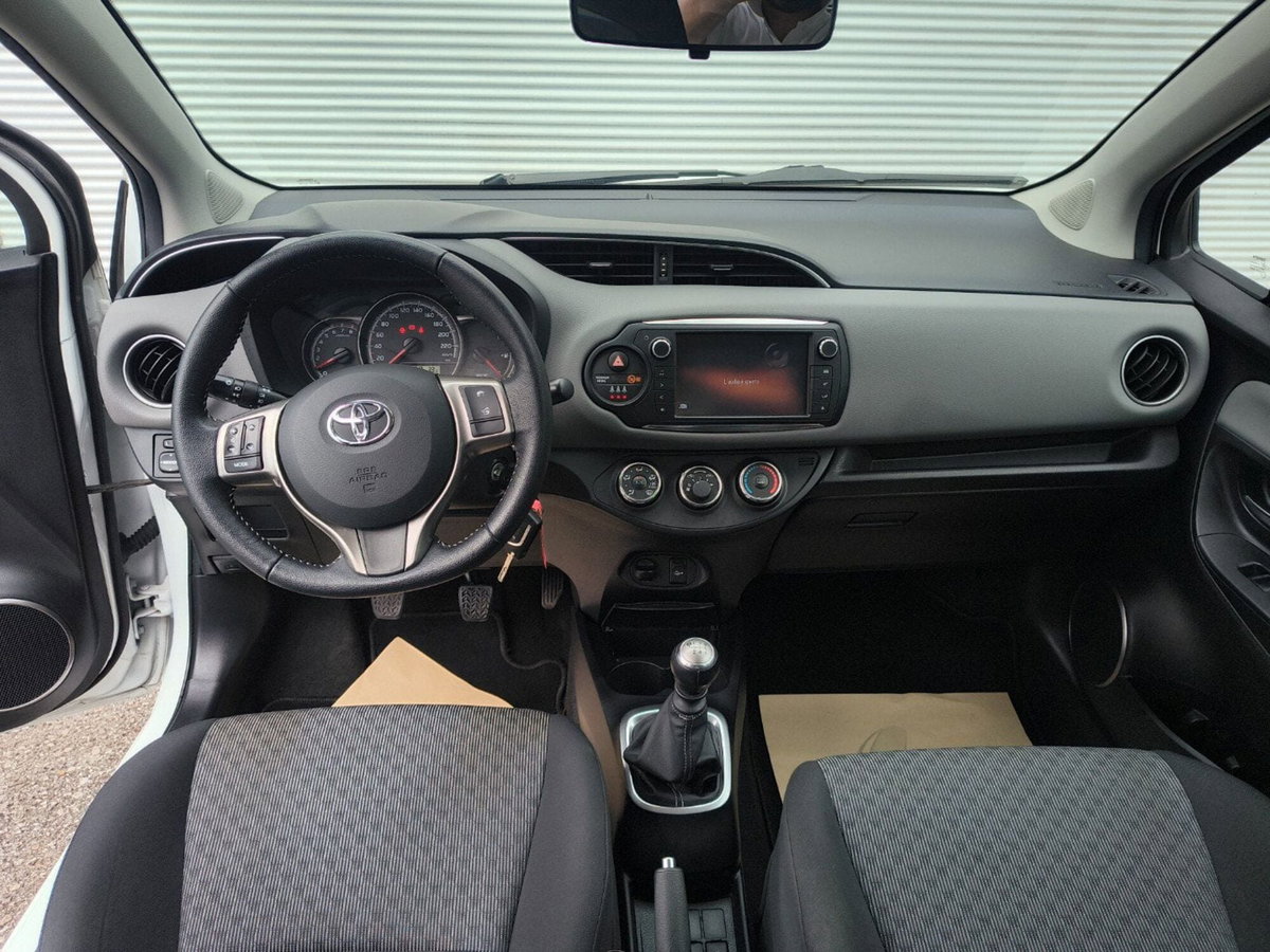 Toyota Yaris 1.3 3 porte Active (12)