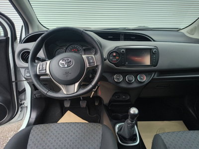 Toyota Yaris 1.3 3 porte Active (13)