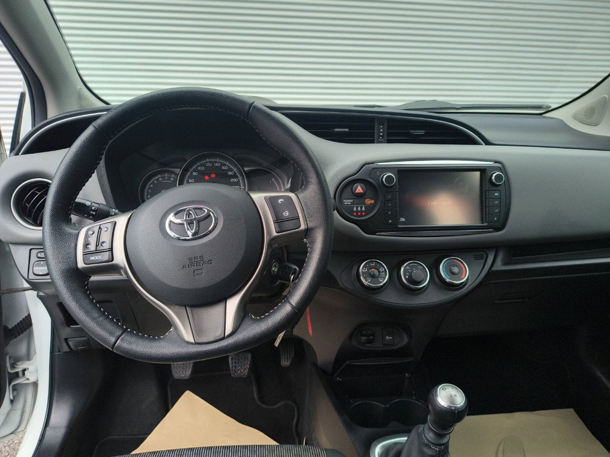 Toyota Yaris 1.3 3 porte Active (14)