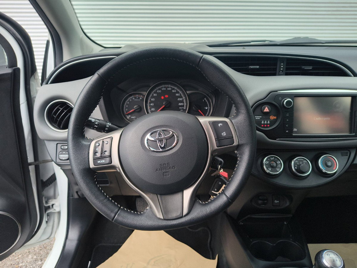 Toyota Yaris 1.3 3 porte Active (15)
