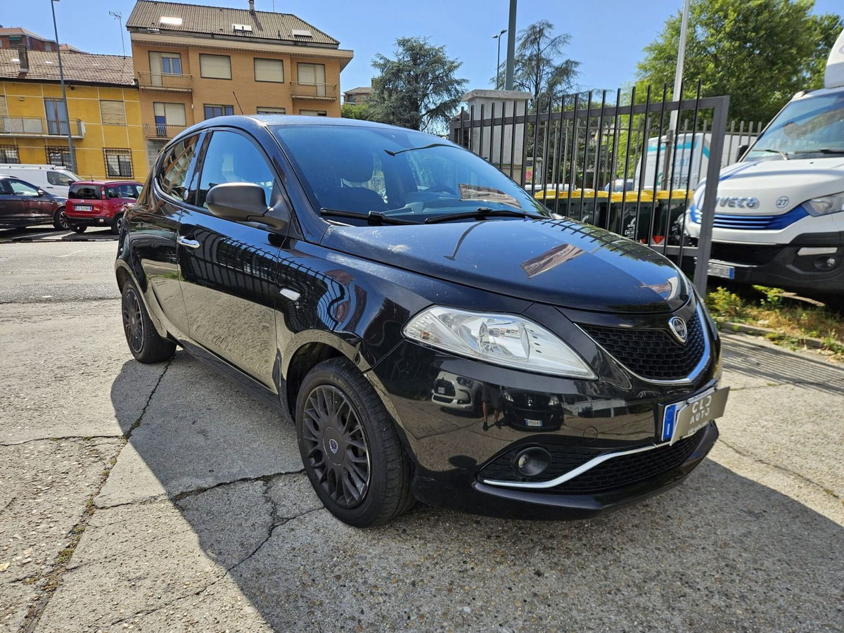 Lancia Ypsilon 1.2 69 CV 5 porte GPL Ecochic Alberta Ferretti (2)
