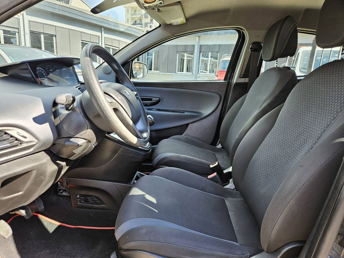 Lancia Ypsilon 1.2 69 CV 5 porte GPL Ecochic Alberta Ferretti (6)