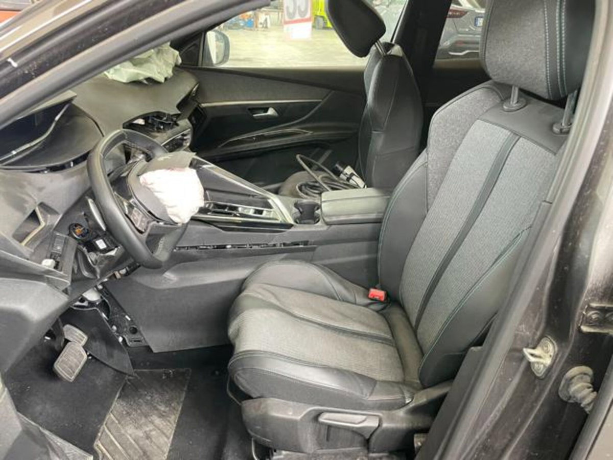 Peugeot 3008 Hybrid4 300 e-EAT8 Allure Pack (11)