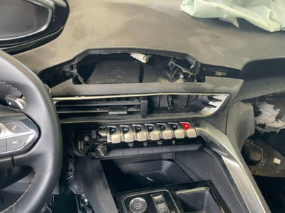 Peugeot 3008 Hybrid4 300 e-EAT8 Allure Pack (16)