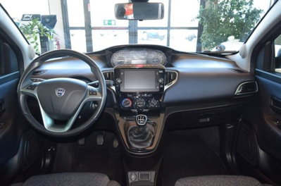 Lancia Ypsilon 1.0 FireFly 5 porte S&S Hybrid Maryne (8)