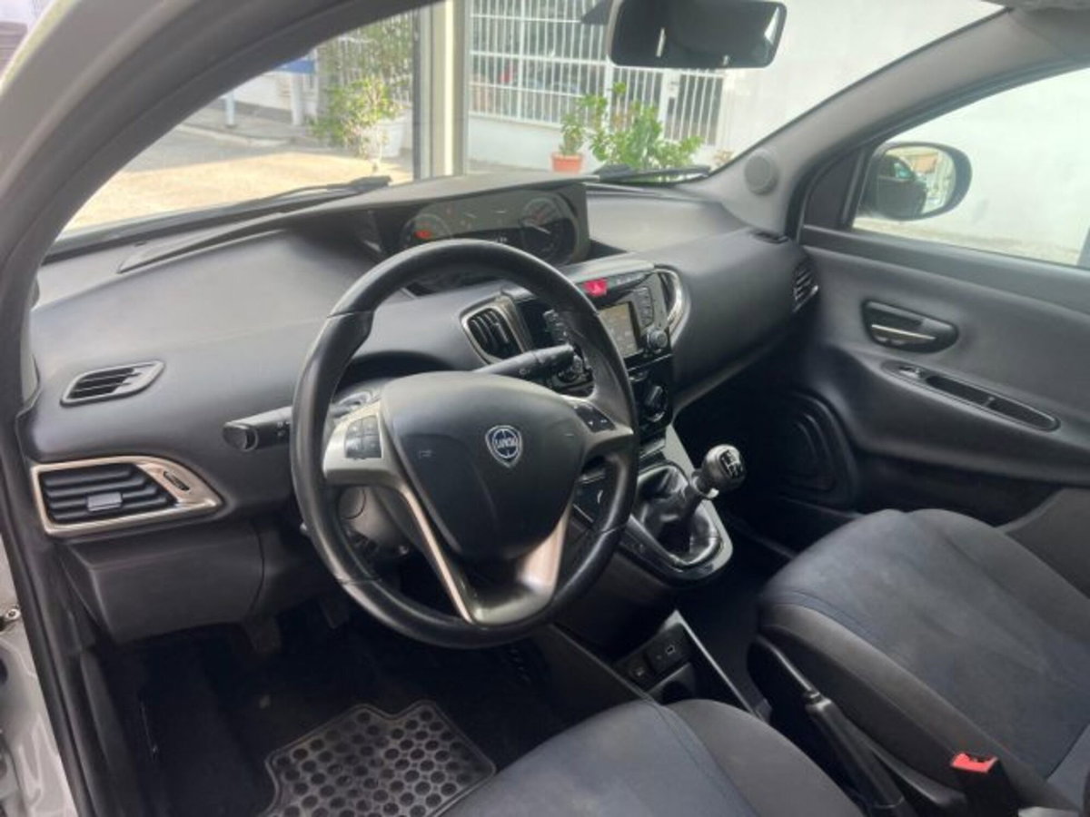 Lancia Ypsilon 1.2 69 CV 5 porte Gold (13)