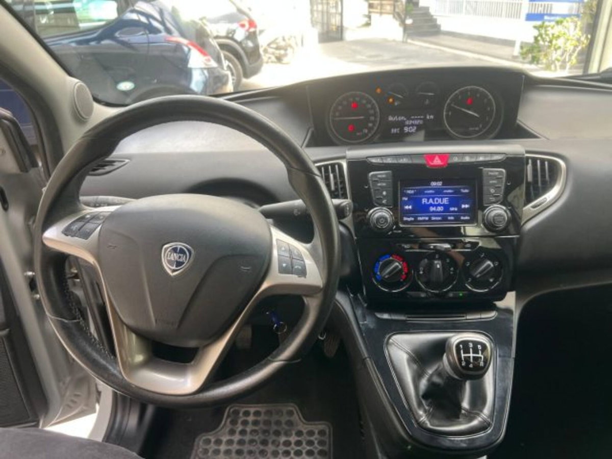 Lancia Ypsilon 1.2 69 CV 5 porte Gold (14)