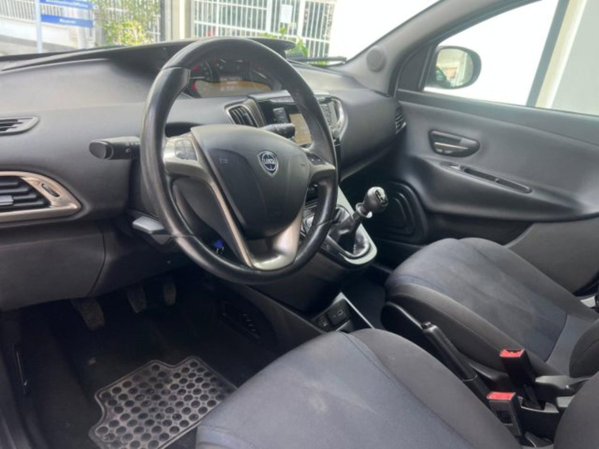 Lancia Ypsilon 1.2 69 CV 5 porte Gold (15)