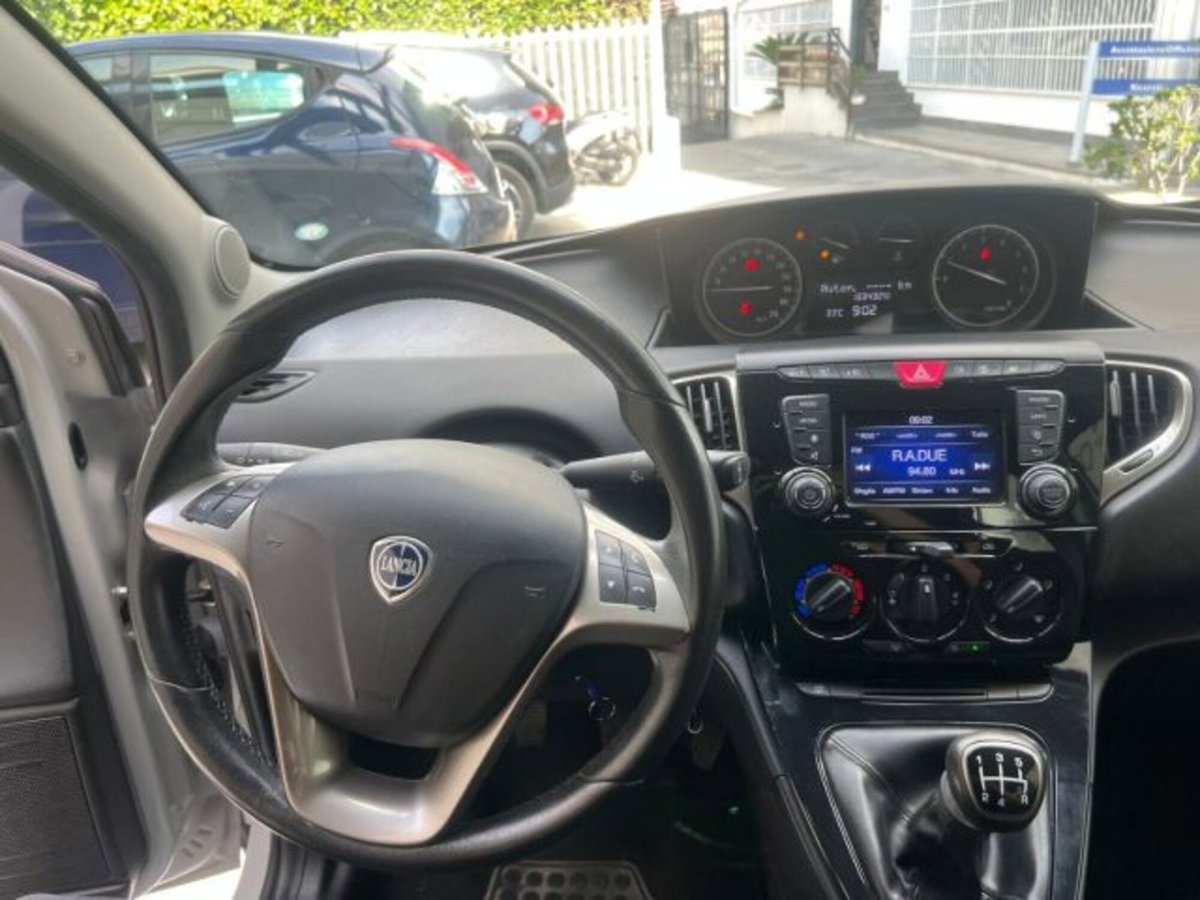 Lancia Ypsilon 1.2 69 CV 5 porte Gold (16)