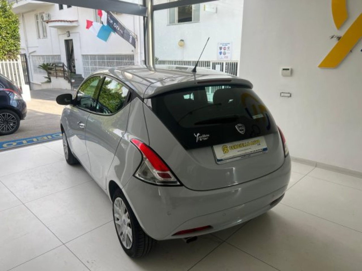 Lancia Ypsilon 1.2 69 CV 5 porte Gold (7)