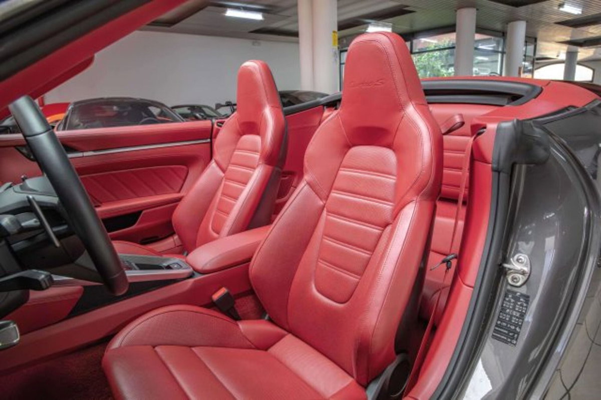 Porsche 911 Cabrio Cabrio 3.7 Turbo S auto (10)